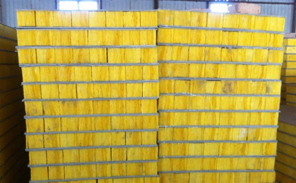玻璃棉卷氈在鋼結(jié)構(gòu)施工能夠達到保溫，降噪的效果